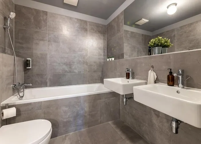 Invalidovna With Free Parking *